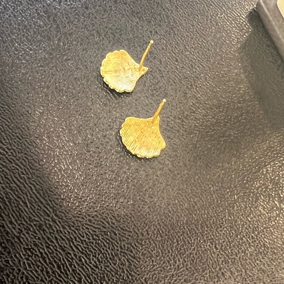 Shell Earrings 14 karat yellow gold stud - Picture 2 of 5